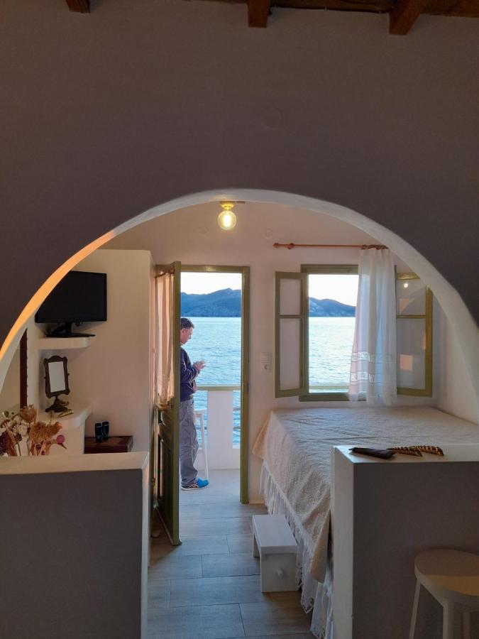 Milos By The Sea - Eco House Plaka  Bagian luar foto
