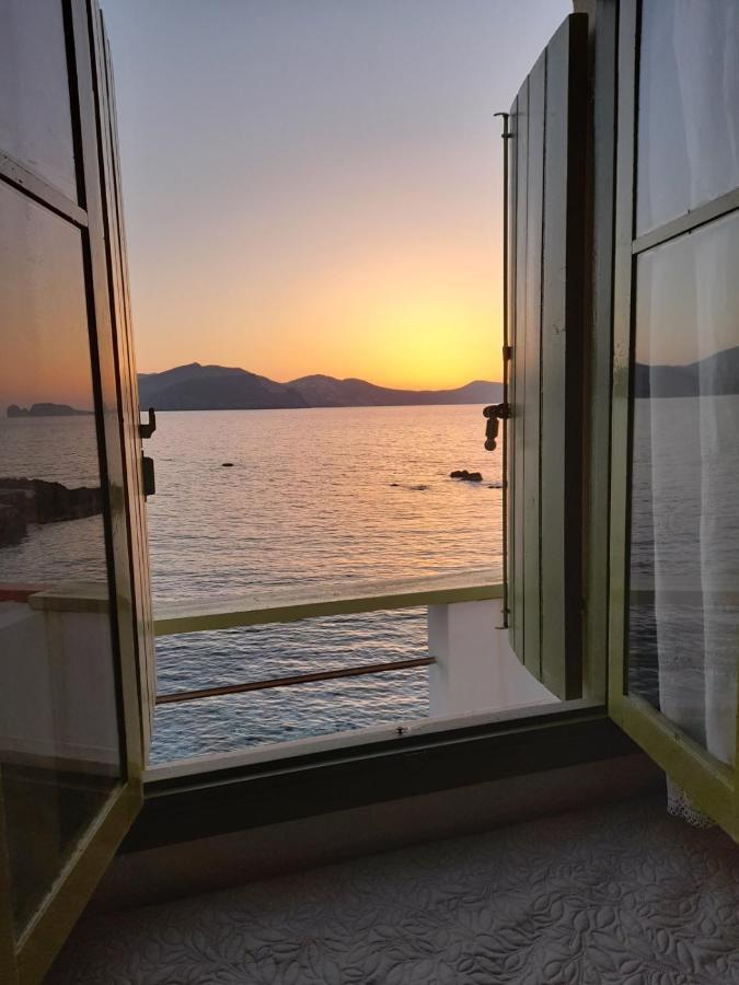 Milos By The Sea - Eco House Plaka  Bagian luar foto